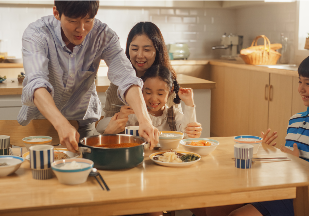 Photo of a family eating dinner in South Korea