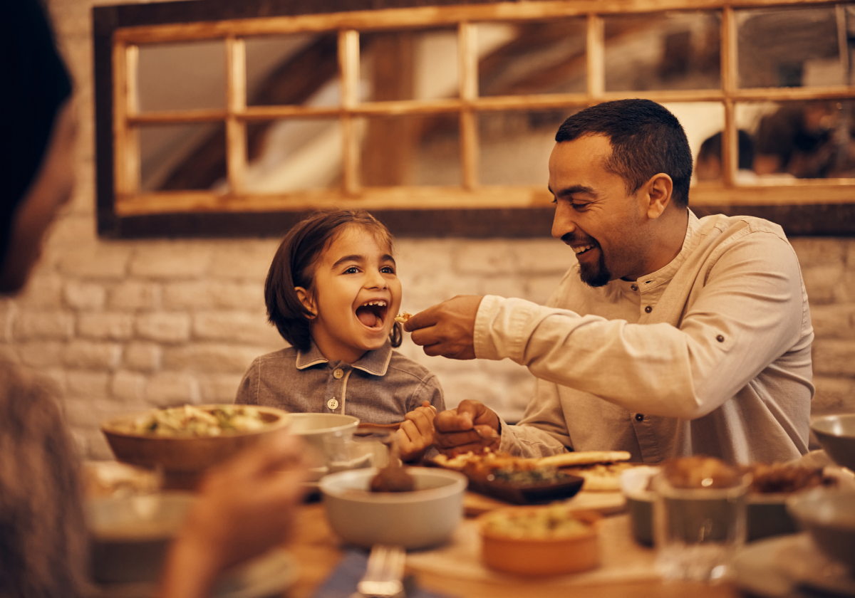 Photo of a father feeding a daughter in Türkiye
